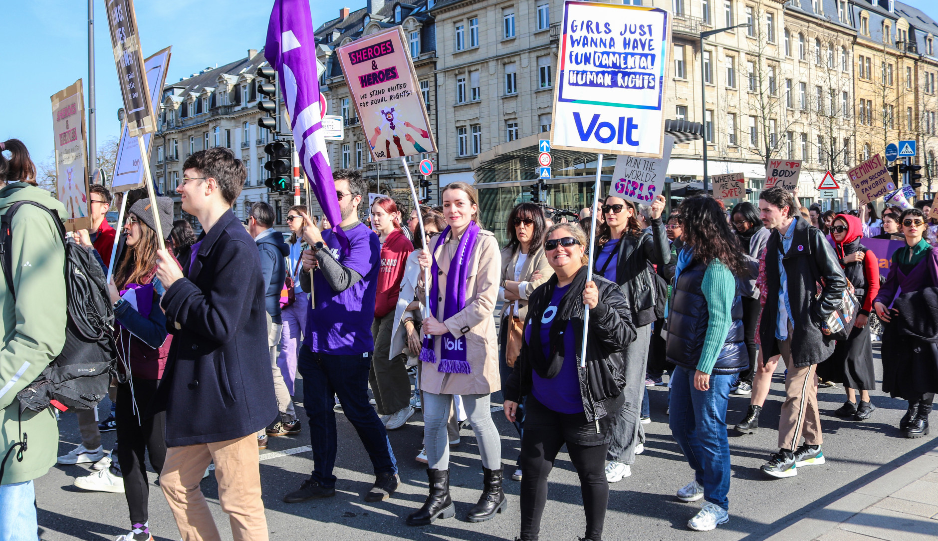 people marching in the women's march. Aurélie Dap and Lara Marwaha in front marching for Volt