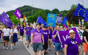 Lots of Volters marching with flags and banners