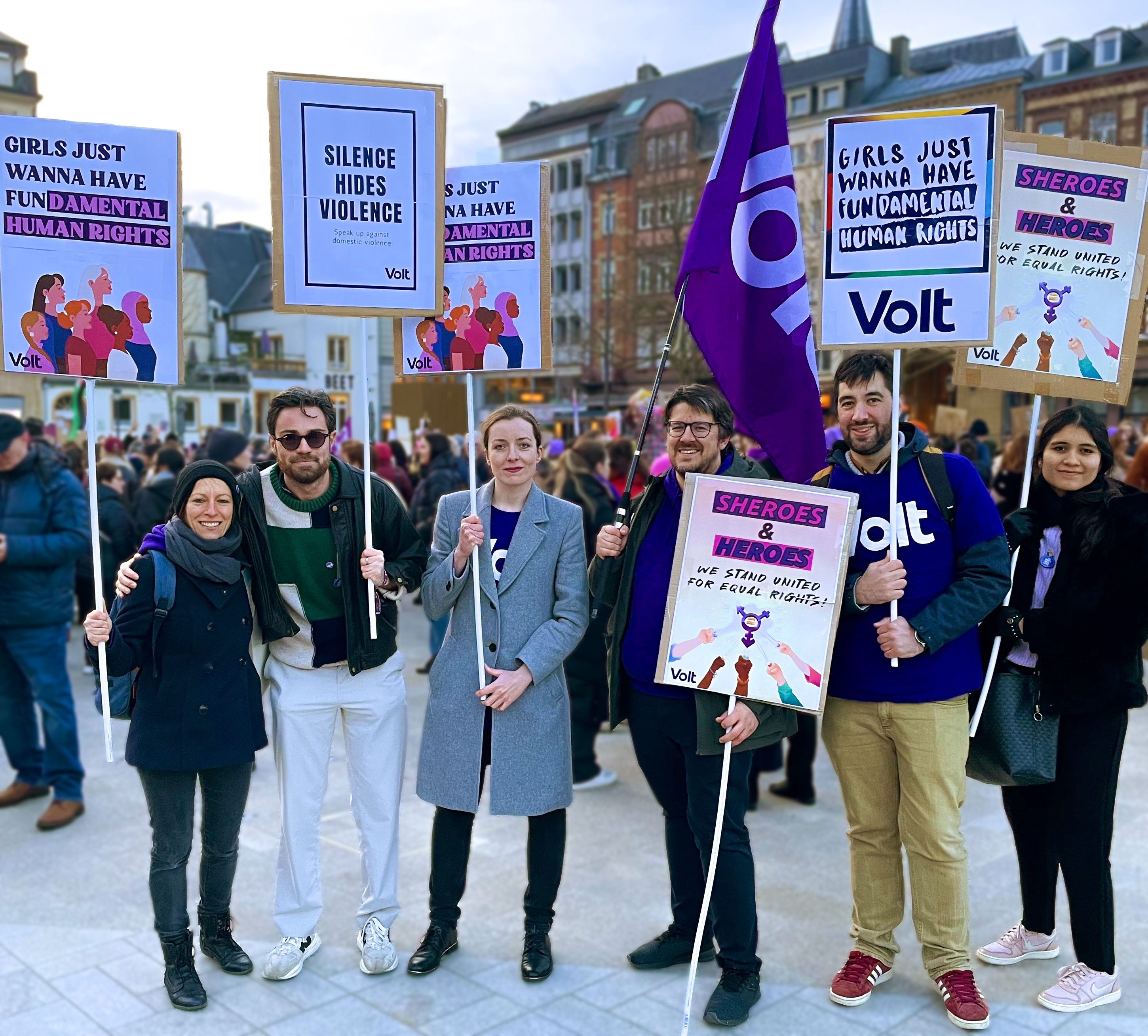Volters with signs and flags at the women's march